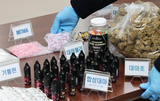 １３日、仁川本部税関輸出入通関庁舎で、米国土安全保障捜査局（ＨＳＩ）との捜査協力で摘発した麻薬類の押収品が並べられている。　ウ・サンジョ記者