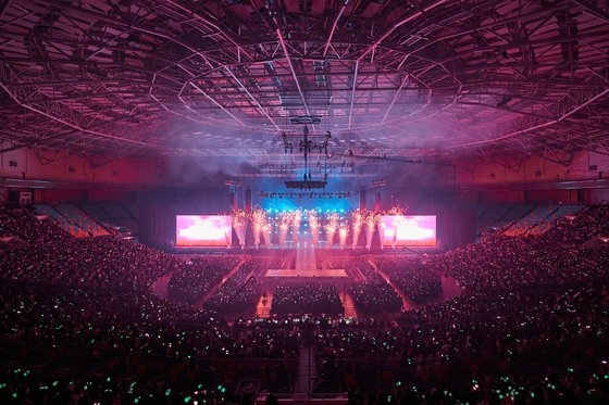 ＢＬＡＣＫＰＩＮＫが４年ぶりのワールドツアー「ＢＯＲＮ　ＰＩＮＫ」の幕を１５～１６日ソウルで開けた。Ｋ－ＰＯＰガールズグループの中で最大規模のツアーで、北米・欧州１４都市で２４回の公演を皮切りに来年までに計１５０万人の観客と会う予定だ。［写真　ＹＧエンターテインメント］