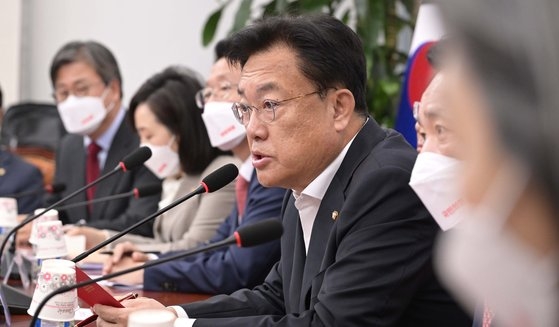 韓国与党・国民の力の鄭鎮碩非常対策委員長が１７日午前、ソウル汝矣島（ヨイド）の国会で開かれる非常対策委員会議で冒頭発言を行っている。チャン・ジニョン記者