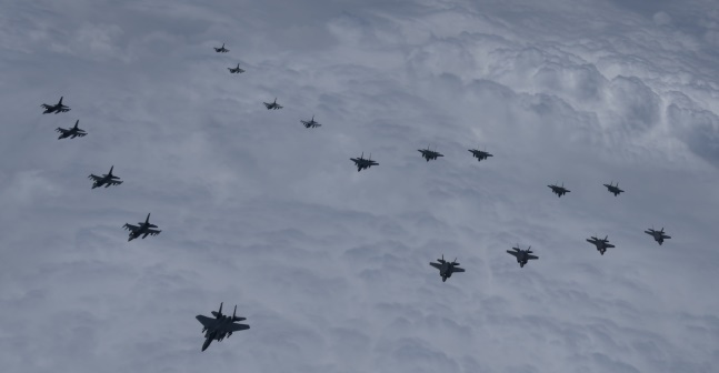韓米空軍戦闘機の空中武力示威飛行。［写真　合同参謀本部］