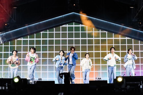 １５日、釜山アジアド主競技場で開かれた「ＢＴＳ　Ｙｅｔ　ｔｏ　ｃｏｍｅ　ｉｎ　Ｂｕｓａｎ」コンサート。