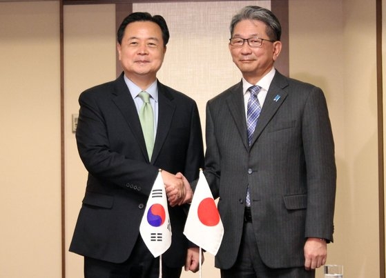 韓国外交部の趙賢東（チョ・ヒョンドン）第１次官（左）と日本外務省の森健良事務次官が２５日、東京帝国ホテルで開かれた韓日外交次官会談に出席して握手している。趙次官は韓日米３国外交次官協議会のために日本を訪れた。［写真　東京特派員共同取材団］