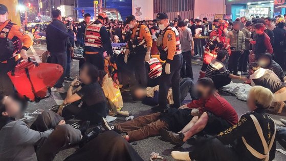２９日夜、ハロウィンで多くの人が集まった梨泰院で圧死事故が発生した。キム・ナミョン記者