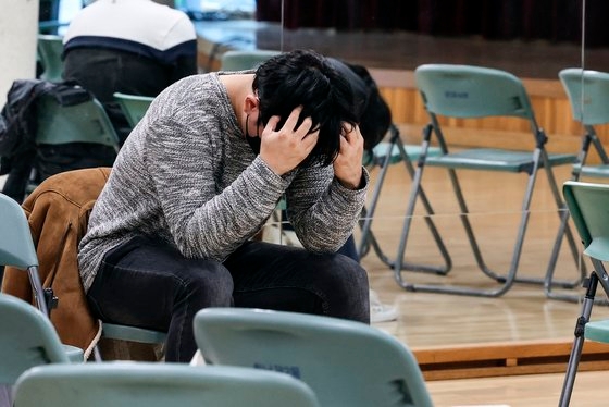 梨泰院の事故を受け行方不明者問い合わせ窓口が設けられた漢南洞住民センターで行方不明者の届け出を終えた市民が家族の消息を待っている。キム・ソンリョン記者