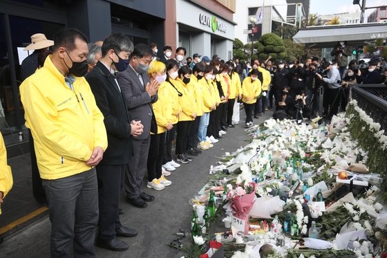 １０月３１日、大規模な圧死事故が起こったソウル龍山区梨泰院（ヨンサング・イテウォン）で、セウォル号沈没事故の遺族が黙祷している。ウ・サンジョ記者