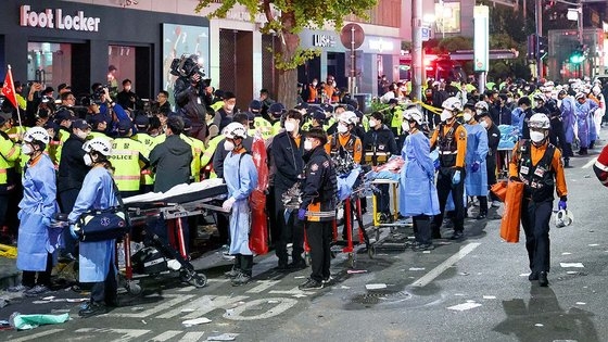 １０月２９日夜、ソウル龍山区梨泰院洞のハミルトンホテル近くの路地で大規模な転倒事故が発生した中、翌日の３０日未明、ハミルトンホテル前近くの道路で救助隊員が担架に事故犠牲者をのせて搬送している。ウ・サンジョ記者