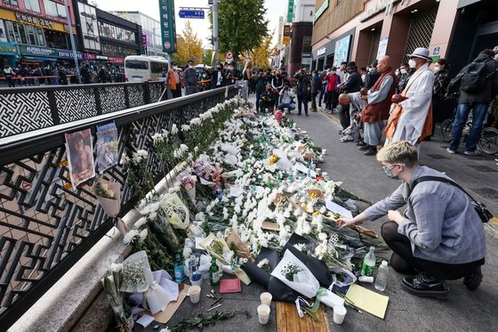 梨泰院事故の犠牲者を追悼する外国人が３１日、ソウル龍山区（ヨンサング）梨泰院駅１番出口の前に追悼の花を置いている。キム・ソンリョン記者