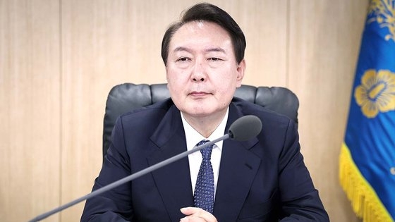 尹錫悦大統領が先月４日午後、龍山大統領室庁舎で開かれた北朝鮮の中距離弾道ミサイル（ＩＲＢＭ）発射に関連し、緊急国家安全保障会議（ＮＳＣ）常任委員会に出席している。［写真　大統領室］