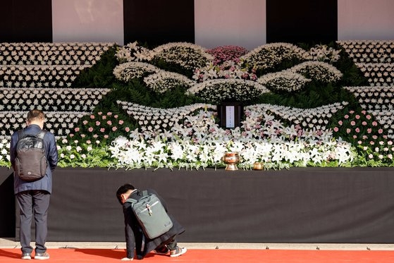 １０月３１日にソウル広場に設けられた梨泰院事故死亡者のための合同焼香所を訪れた市民が献花を終えた後に涙を流している。チョン・ミンギュ記者