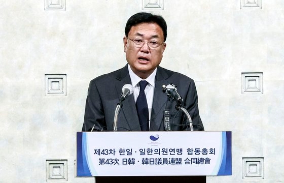 第４３回韓日・日韓議員連盟合同総会が３日午前、ソウル中区のロッテホテルで開かれた。韓日議員連盟の鄭鎮碩会長が挨拶をしている。キム・ソンリョン記者