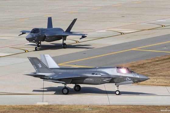 米ステルス戦闘機Ｆ３５Ｂが先月３１日に韓米合同空中訓練に参加するため群山基地に着陸して移動している。Ｆ３５Ｂが韓国の基地に展開したのは今回が初めてだ。［写真　韓国空軍］