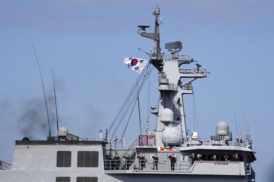 旭日旗に向かって挙手敬礼する韓国海軍将兵。［写真　聯合ニュース］