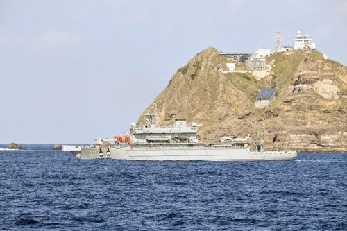 ２０１９年に墜落した海洋警察のヘリコプターを探すため独島海域を捜索する韓国海軍の「光陽」。［写真　韓国海軍］