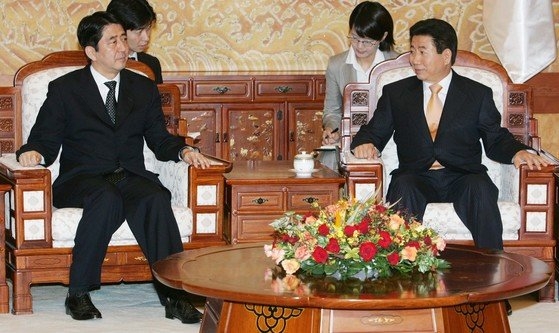 ２００６年１０月９日、安倍晋三首相と首脳会談をする盧武鉉大統領（右）　［中央フォト］