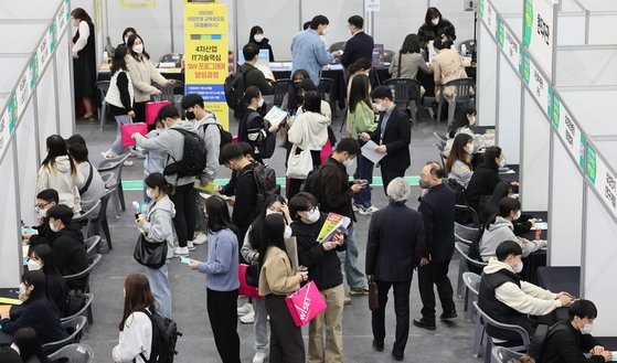 「２０２２ＰＫＮＵ進路・就業博覧会」が９日に釜山の釜慶大学校大淵キャンパス体育館で開かれた。この日ネクセン、道路交通公団など４０余りの企業と求職者１０００人余りが参加した。ソン・ボングン記者