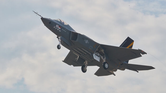 韓国製超音速戦闘機ＫＦ－２１。［写真　防衛事業庁］