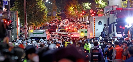 先月２９日夜、ソウル龍山区梨泰院（ヨンサング・イテウォン）ハミルトンホテル付近の路地で大規模な圧死事故が発生した中で、３０日未明、ハミルトンホテル前の道路に多くの救急車が集まっている。［写真　ウ・サンジョ記者］