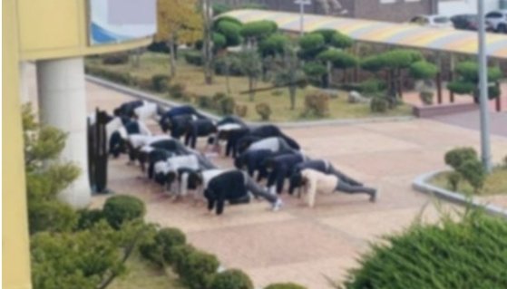 江原道名門公立高校で生徒らが団体で体罰を受ける様子が公開され議論が起きている。［オンラインコミュニティ　キャプチャー］