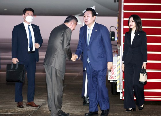 尹錫悦大統領と金建希夫人が１６日午前、東南アジア歴訪を終えソウル空港に到着した。大統領室は「今回の歴訪で韓国外交の重要な里程標が立てられた」と評価した。［写真　大統領室記者団］