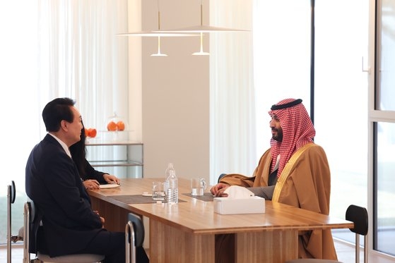 尹錫悦大統領が１７日、漢南洞の大統領官邸でサウジアラビアのムハンマド・ビン・サルマン皇太子と単独歓談を行っている。［写真　大統領室］