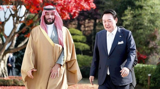１７日、訪韓したサウジアラビアのムハンマド・ビン・サルマン皇太子兼首相と歓談する尹錫悦（ユン・ソクヨル）大統領　写真＝大統領室