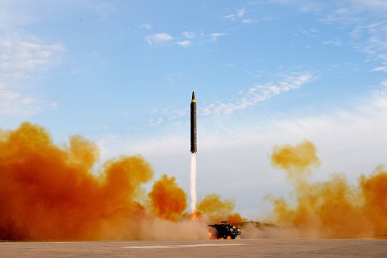 北朝鮮が２０１７年９月１６日に朝鮮中央通信で公開した中距離弾道ミサイル（ＩＲＢＭ）「火星１２」の発射シーン。