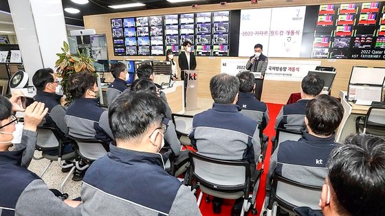 アン・チヨンＫＴ江北江原広域本部長が１４日、カタールＷ杯国際放送中継網を準備したソウル国際通信センター職員を激励している。　［写真＝ＫＴ］
