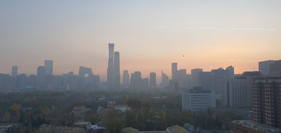 ２１日午前、北京に濃い霧が覆っている。２０日基準で北京の一日の新規コロナ感染者数は１５８人、高危険地域だけで３００カ所を超えた。パク・ソンフン特派員