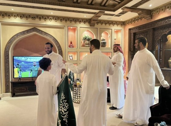 サウジアラビアのムハンマド・ビン・サルマン皇太子家族が２２日、カタールワールドカップ（Ｗ杯）グループステージの試合でサウジアラビアがアルゼンチンを破って勝利をつかみ、喜びで歓呼している。［ビン・サルマン氏のインスタグラム　キャプチャー］