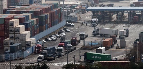 貨物連帯が予告したゼネストを翌日に控えた２３日、釜山市南区（プサンシ・ナムグ）の神仙台（シンソンデ）埠頭にコンテナを積んだ貨物車が慌ただしく動いている。ソン・ボングン記者
