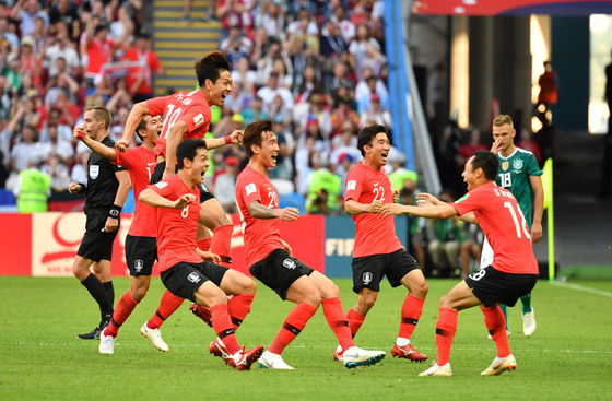 ２０１８ＦＩＦＡロシアＷ杯Ｆ組第３戦の韓国－ドイツ戦で、得点後に喜ぶ韓国代表の選手たち。　カザン＝イム・ヒョンドン記者