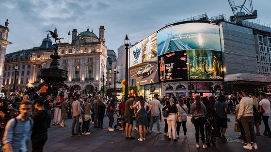 英国ロンドンのピカデリー広場で「２０３０釜山（プサン）世界博覧会」広報映像が流れている。サムスン電子は各国のランドマークに映像を流している。［写真　サムスン電子］