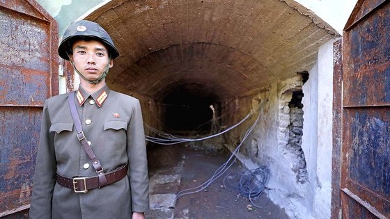 北朝鮮の７回目の核実験場場所とみられている咸鏡北道吉州郡（ハムギョンブクド・キルジュグン）の豊渓里（プンゲリ）核実験場３番坑道で、依然と準備作業が続いていると専門家が分析を出した。写真は２０１８年５月２４日、北朝鮮が豊渓里核実験場閉鎖のための爆破作業をする前に、北朝鮮軍人が核実験場３番坑道の前に立っている様子。［写真共同取材団］