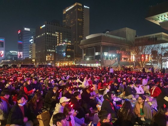 ２４日、ソウル鍾路区光化門広場で市民たちが街頭応援のために集まっている。ナ・ウンチェ記者