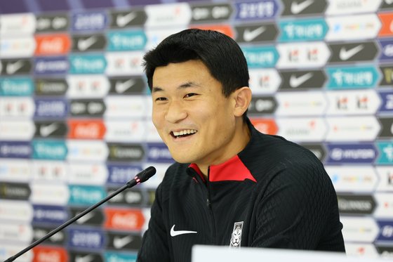カタールＷ杯本大会出場のため１５日にサッカー韓国代表チームに合流したＤＦ金敏在（キム・ミンジェ）が練習前にインタビューに応じている。　キム・ヒョンドン記者
