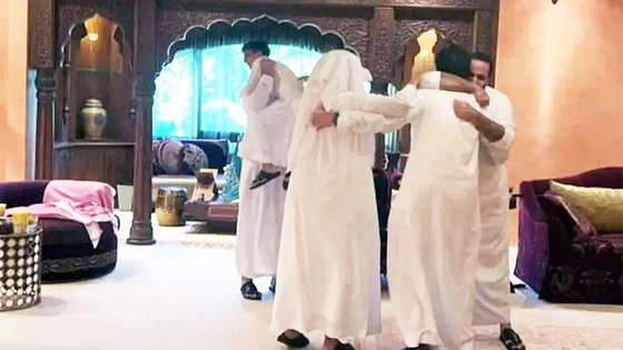 サウジアラビアの皇太子の家族が２２日、カタールＷ杯でサウジアラビアがアルゼンチンに勝利した後、抱き合って喜んでいる。　写真＝ビン・サルマン皇太子　インスタグラム　キャプチャー