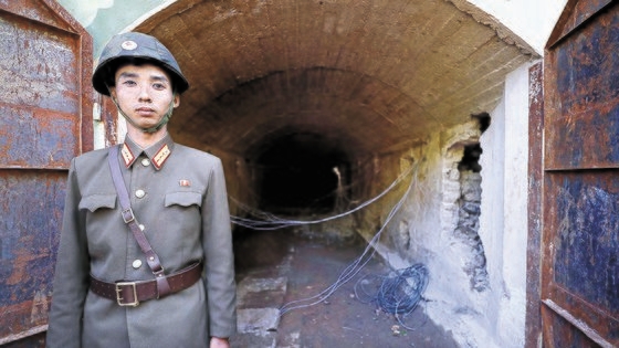 北朝鮮軍人が豊渓里核実験場の３番坑道前を守っている。北朝鮮は２０１８年５月２４日に韓国、米国、中国、ロシア、英国の５カ国の取材陣を呼んで豊渓里坑道を爆破した。しかし当時入口だけふさいでおり、北朝鮮はその後３番・４番坑道の入口を開けて核実験場を復旧した。［写真　共同取材団］