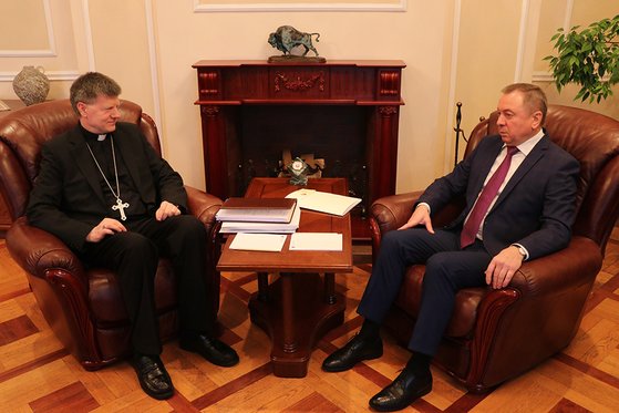 ベラルーシのマケイ外相（右）が２５日、ベラルーシのミンスクで教皇庁大使と会談した。マケイ外相は翌日死亡した。［ベラルーシ外務省　キャプチャー］