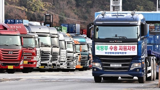 貨物連帯のスト４日目の２７日、釜山港神仙台埠頭から国防部の輸送支援車両が貨物を載せて出てきた。ソン・ボングン記者