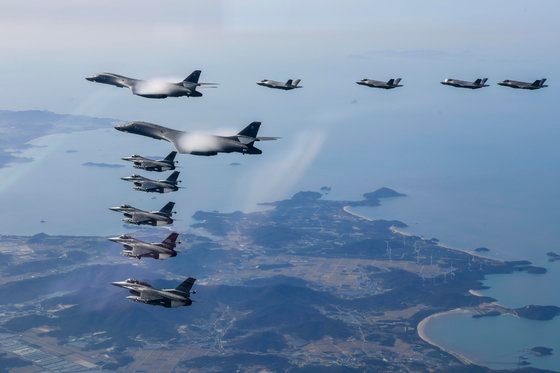 米空軍のＢ１Ｂ長距離爆撃機２機が韓半島に再展開した１９日、韓米両国空軍が北朝鮮の大陸間弾道ミサイル（ＩＣＢＭ）挑発への対応次元で合同空中訓練をしている。［写真　合同参謀本部］