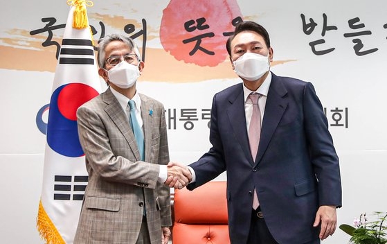 韓国の尹錫悦（ユン・ソクヨル）大統領が相星孝一駐韓大使と握手をしている。 