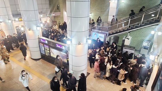 ３０日午後６時５０分ごろ、ソウル・駅三駅で市民らが地下鉄に乗るため列を作っている。チェ・ヘソン記者