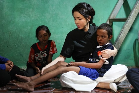 １２日（現地時間）、カンボジア・プノンペンで先天性心臓疾患に苦しむ子どもの家を訪問した金建希（キム・ゴンヒ）大統領夫人。