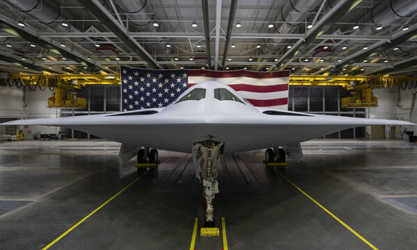米国の次世代ステルス戦略爆撃機Ｂ－２１レイダーが２日（現地時間）、カリフォルニア州パームデールのノースロップ・グラマン工場で開かれた公開行事で初めて姿を現した。　米国防総省