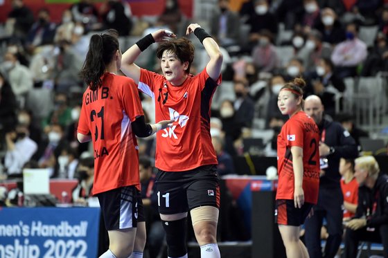 ４日、第１９回アジア女子ハンドボール選手権の決勝・日本戦で、後半に追撃ゴールを入れて喜ぶリュ・ウニ選手（左側から２人目）。［写真　大韓ハンドボール協会］