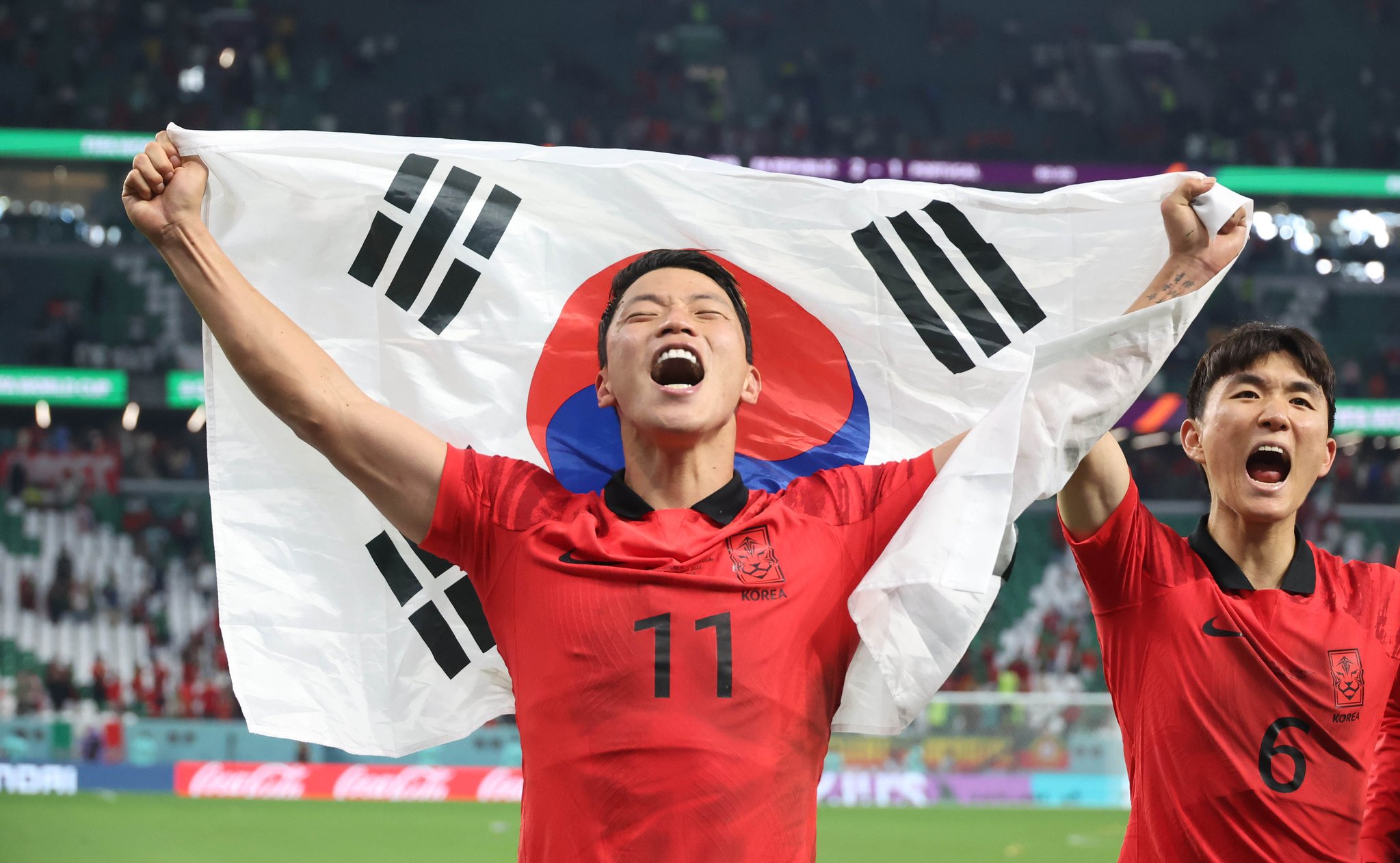 黄喜燦（ファン・ヒチャン）が逆転ゴールを入れた後に歓呼している。キム・ヒョンドン記者