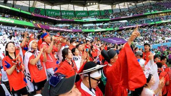 サッカー韓国代表のサポーター「赤い悪魔（レッドデビル）」が２４日、カタールＷ杯グループリーグＨ組第１戦のウルグアイ戦で応援している。　写真＝レッドデビル　映像　キャプチャー