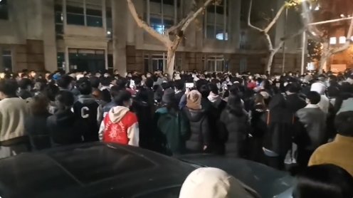 ５日夜、南京工科大学の学生がキャンパスに集まって「家に帰らせろ」と叫ぶデモを行った。［ツイッター　キャプチャー］