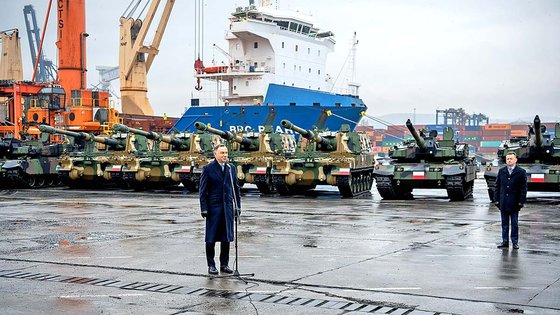 ポーランドのアンジェイ・ドゥダ大統領が６日（現地時間）、グディニャ海軍基地で開かれたＫ２戦車とＫ９自走砲の初回物量入荷歓迎式で挨拶を述べている。［写真　ポーランド国防省］