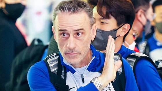 カタールＷ杯で１６強入りしたサッカー韓国代表が７日、帰国した。仁川空港でベント監督がファンの歓呼に応えている。